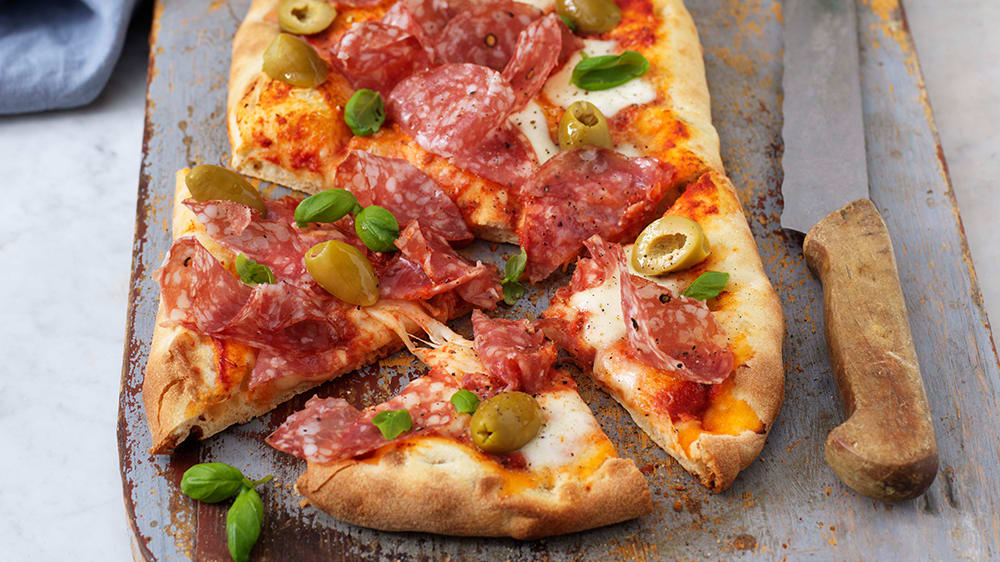 Pinsa med salami och oliver