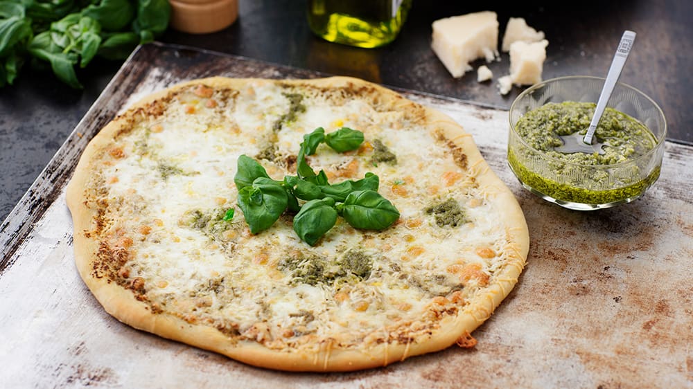 Vegetarisk pizza med pesto, mozzarella och pecorino