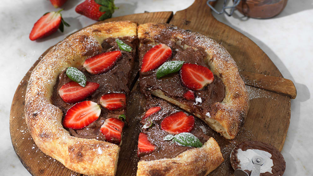 Pizza med nötcreme, jordgubbar och basilika