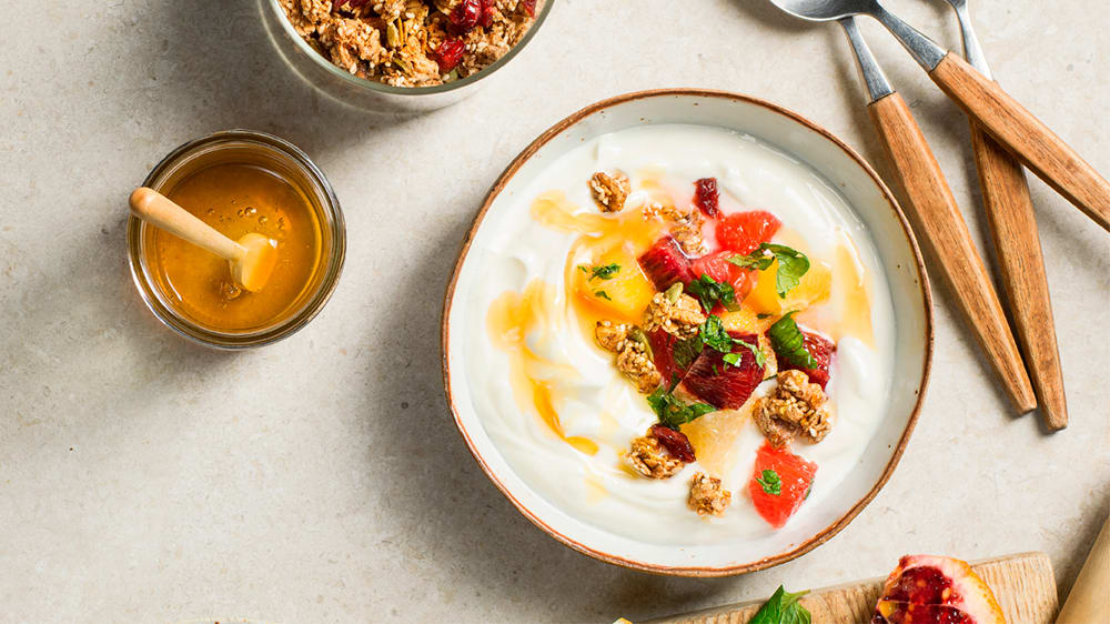 Yoghurt med citrussallad och chaigranola
