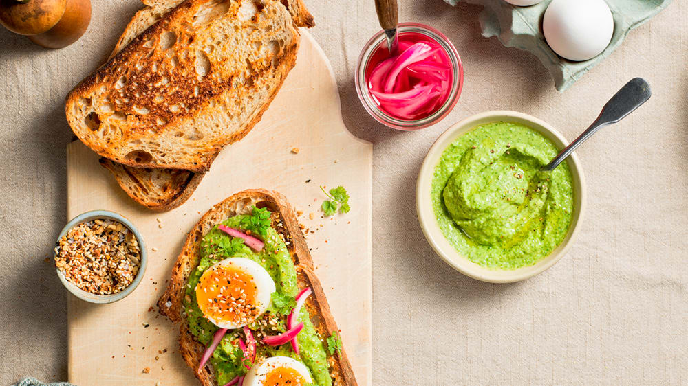 Matig macka med grönkålsröra och krämigt ägg