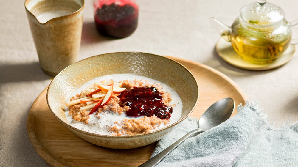 Krämig kryddig gröt med vaniljmjölk och strimlat vinteräpple