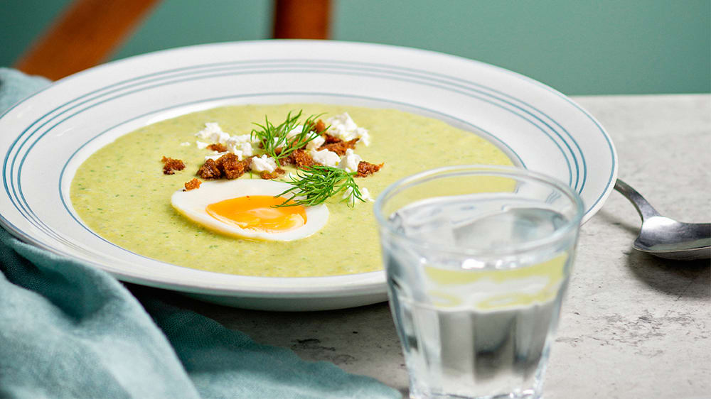 Grön ärtsoppa med krämigt ägg och kavringssmul