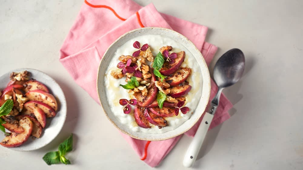 Bowl med cottage cheese, kefir och äpple