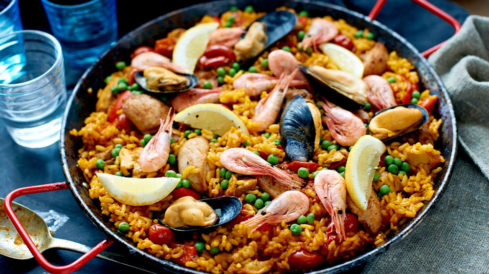 Paella med musslor och räkor
