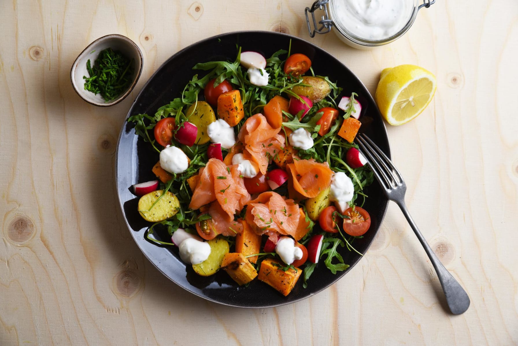 Kallrökt lax med rostad potatissallad och yoghurtdressing