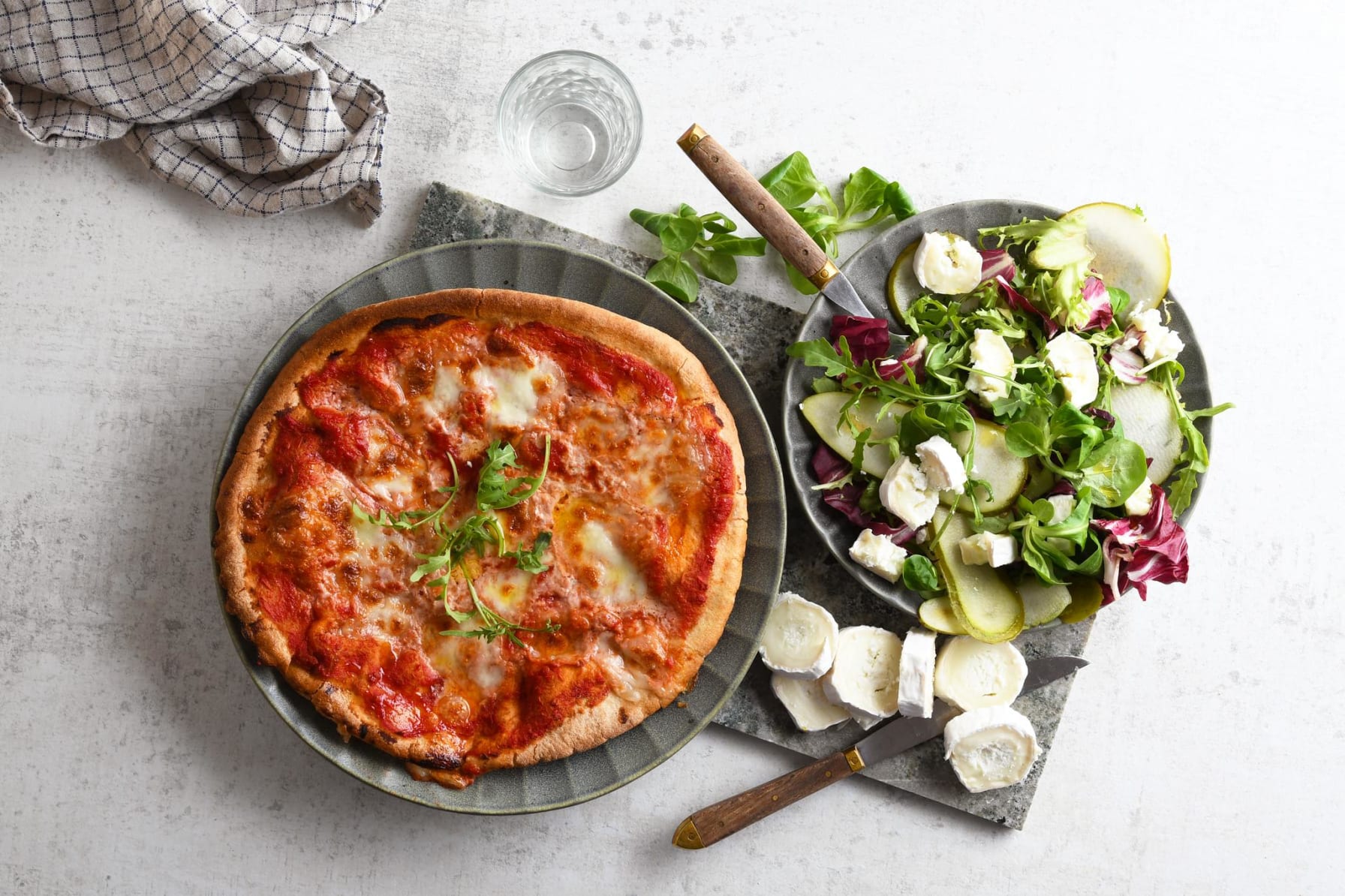 Pizza Margherita med en sallad på getost och päron 