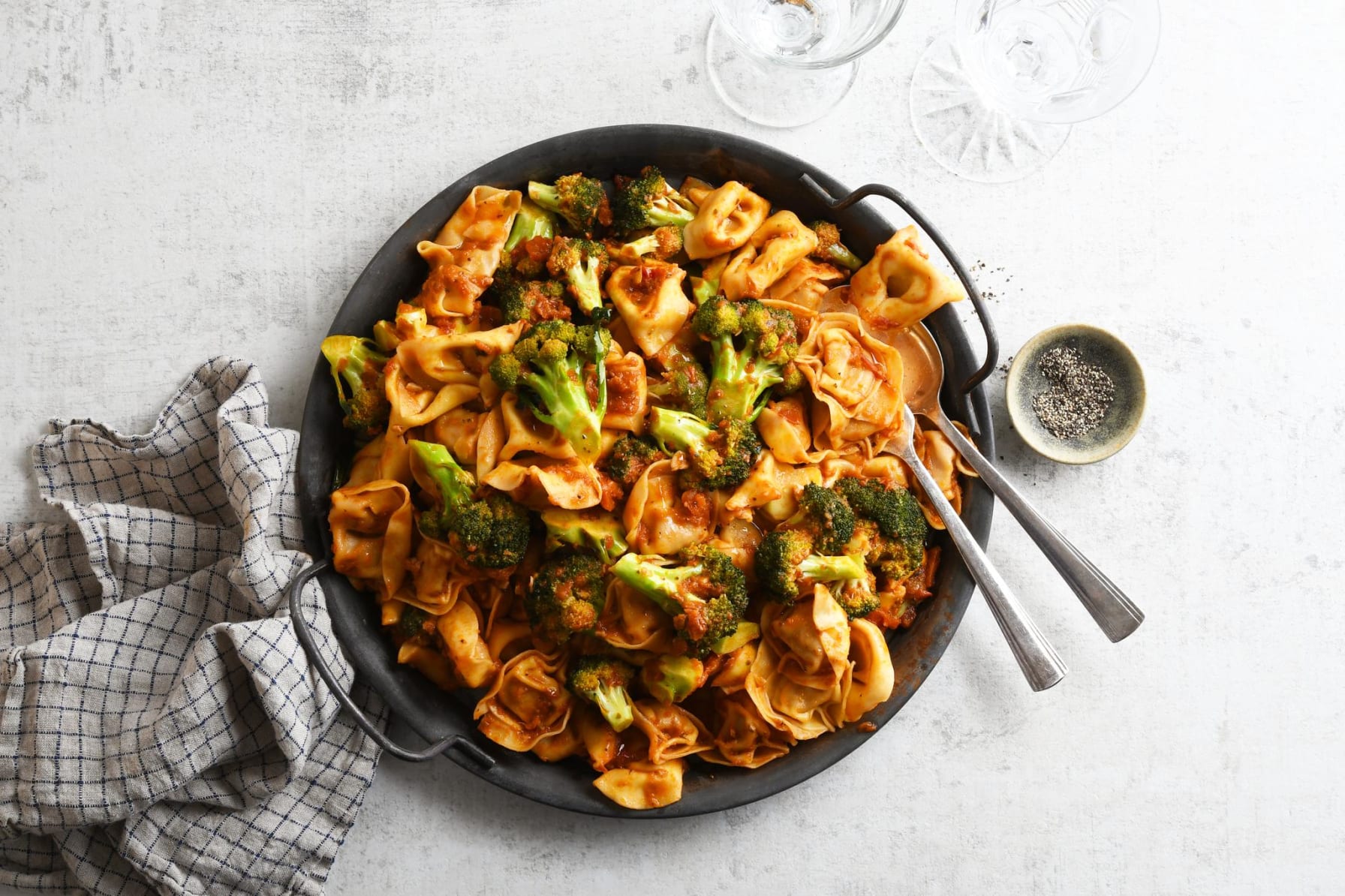 Tortelloni mozzarella med tomatpestosås och broccoli