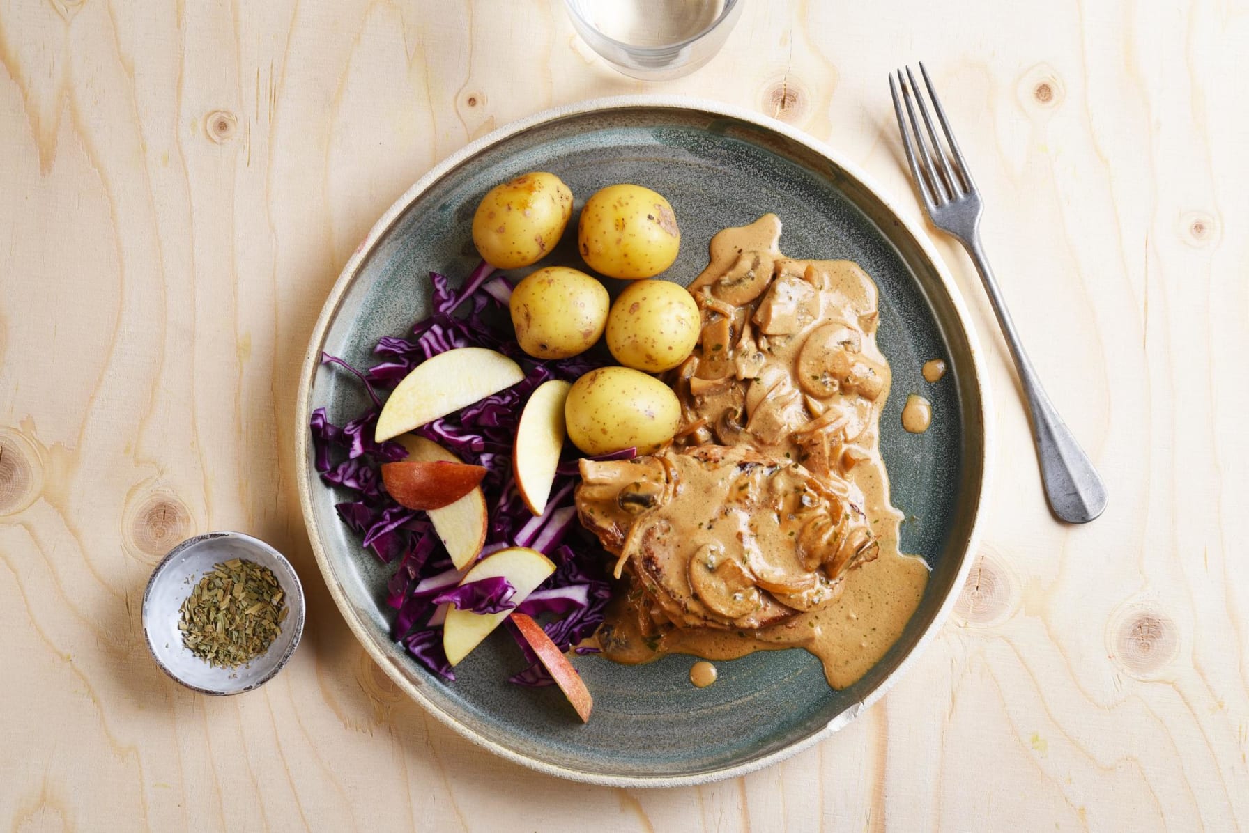 Stekt fläskkotlett i svampsås med kål- och äppelsallad