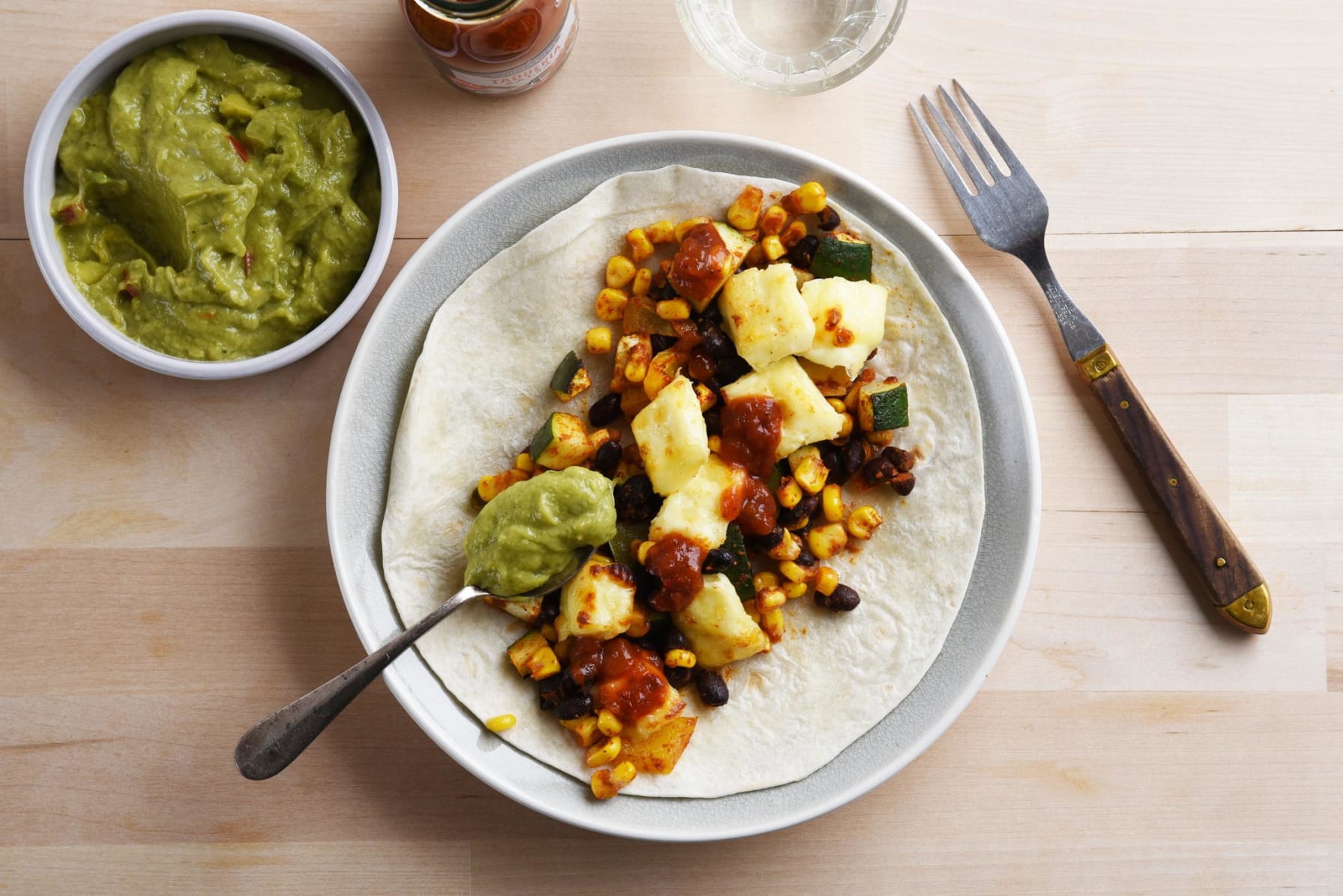 Fajitas med grillost, svarta bönor och guacamole 