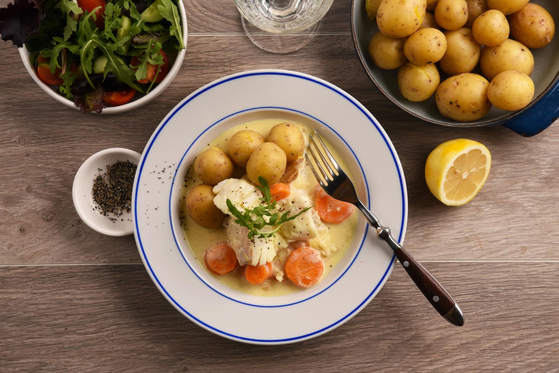 Torsk i krämig citronsås med kokt potatis
