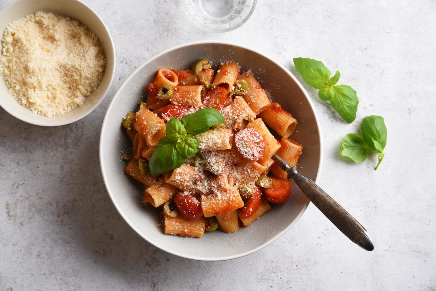 Pasta arrabbiata med oliver och basilika