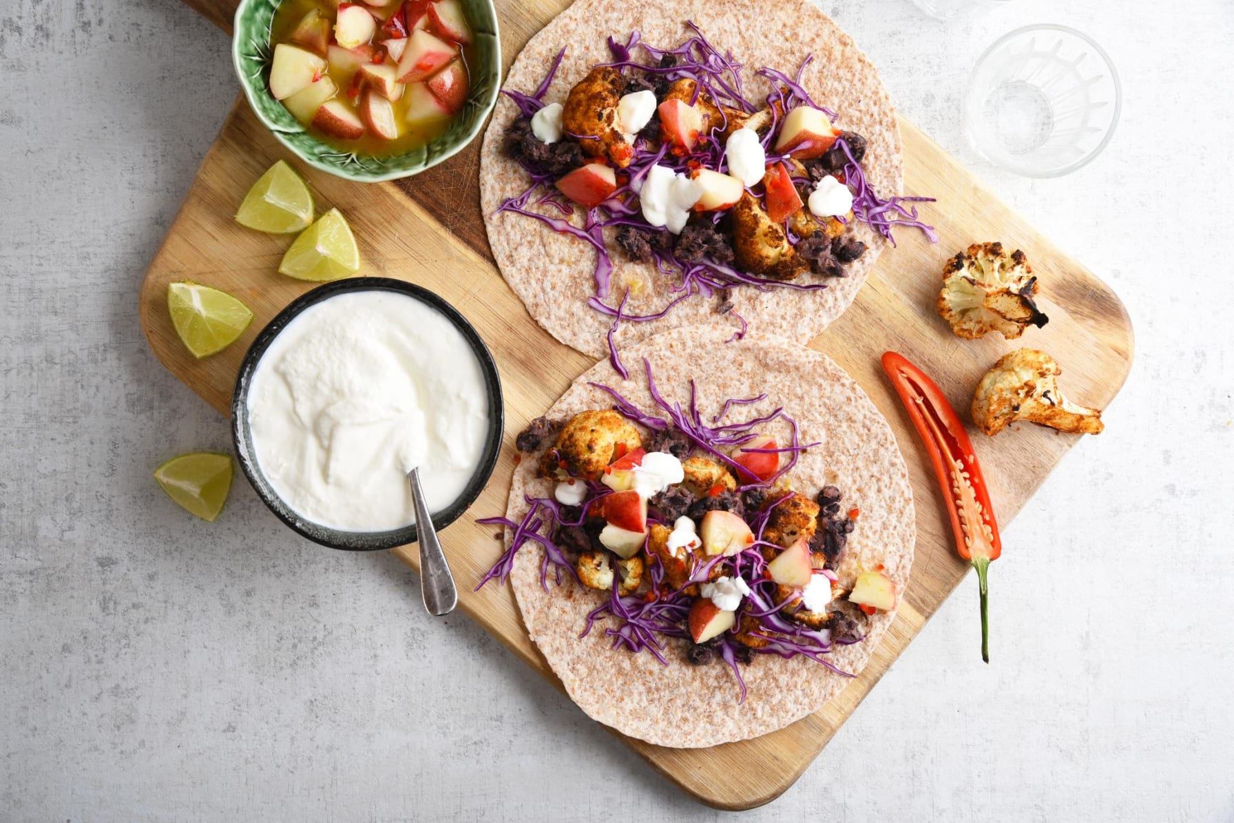 Blomkålstaco med refried beans, rödkål och nektarinsalsa 