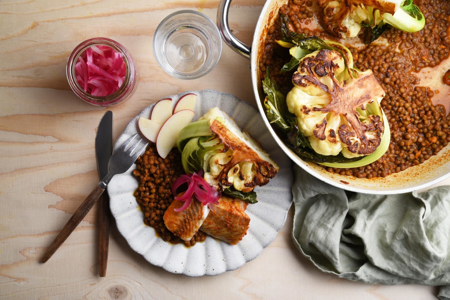 Bakad sej med currystekt blomkål och syrad rödlök