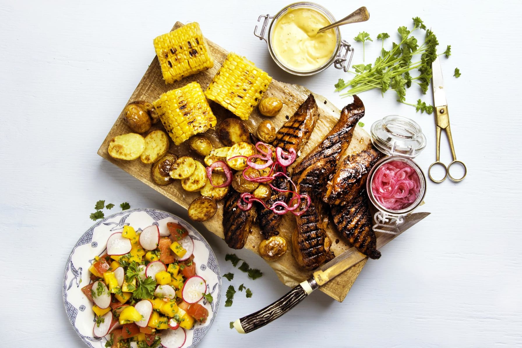 Grillad kyckling med majskolvar och ananassallad