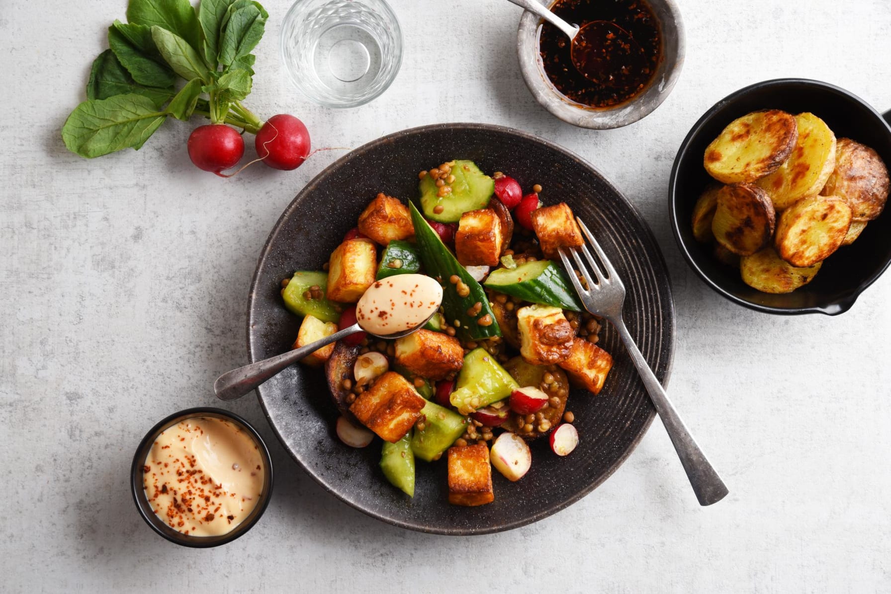 Frasig grillost och potatis med smashad gurksallad