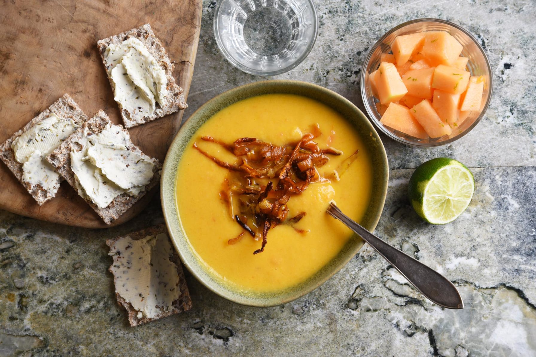 Asiatisk rotfruktssoppa med skalchips