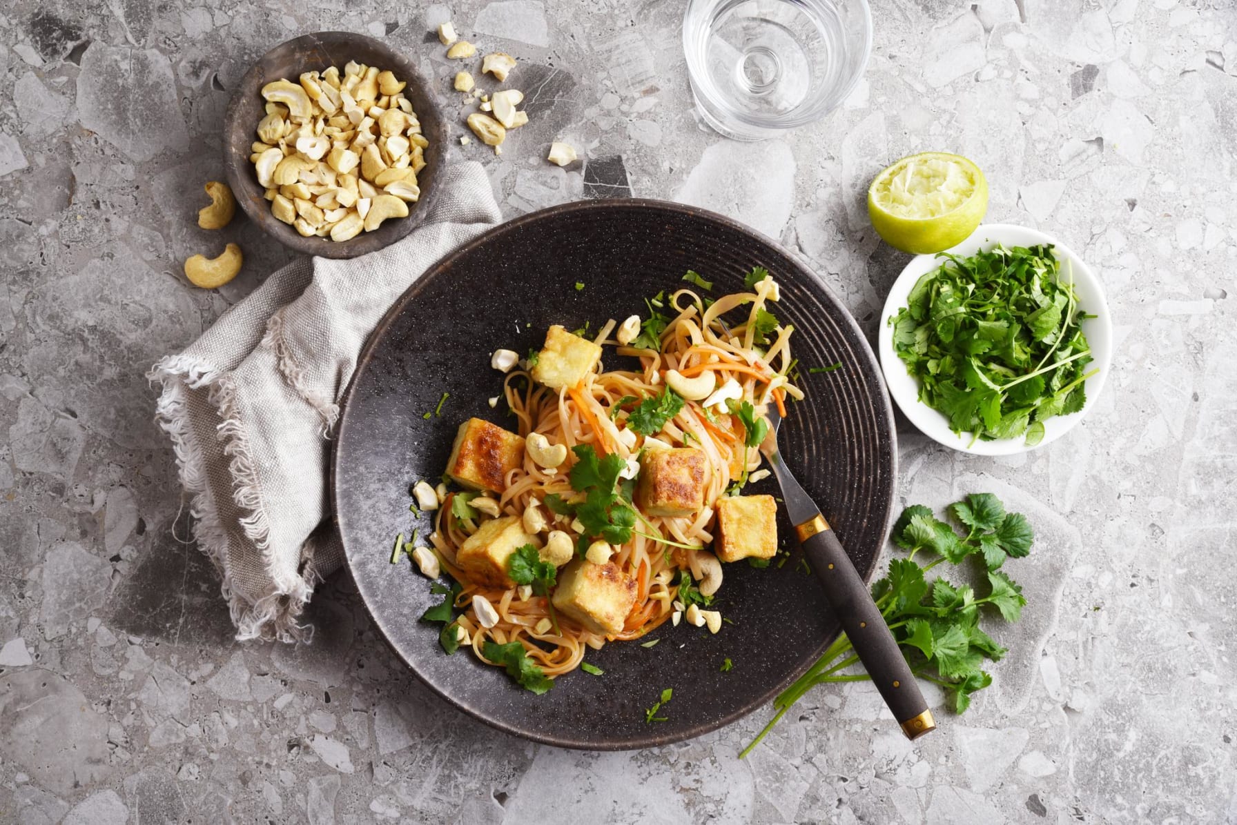 Vegetarisk pad thai med tofu och cashewnötter