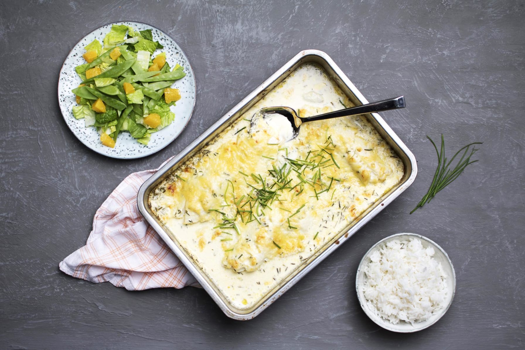 Gratinerad torsk med gräslök och grönsallad