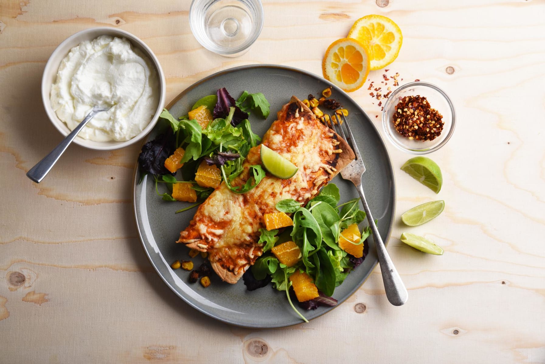Vegetariska enchiladas med fruktig sallad 
