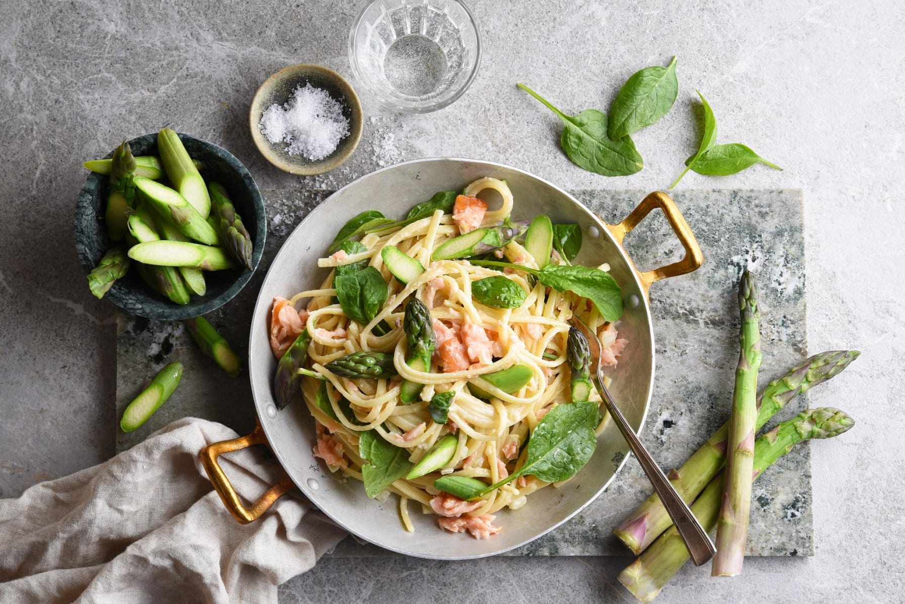 Pasta med kallrökt lax och grön sparris 