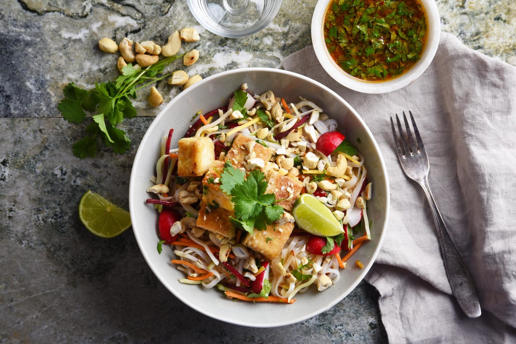Asiatisk nudelsallad med krispig tofu och cashewnötter 