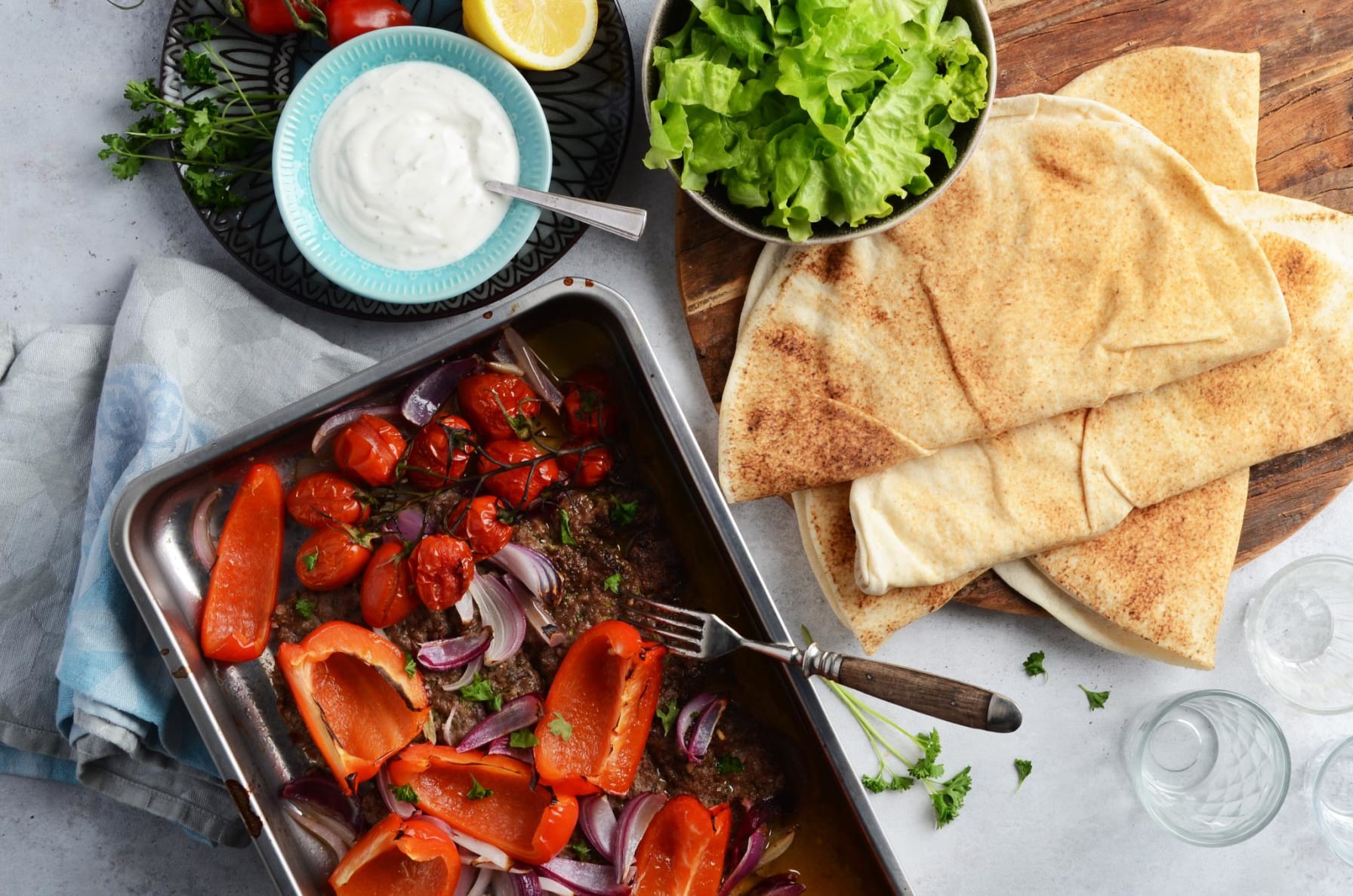 Kebab i långpanna med orientaliska bröd och vitlökssås