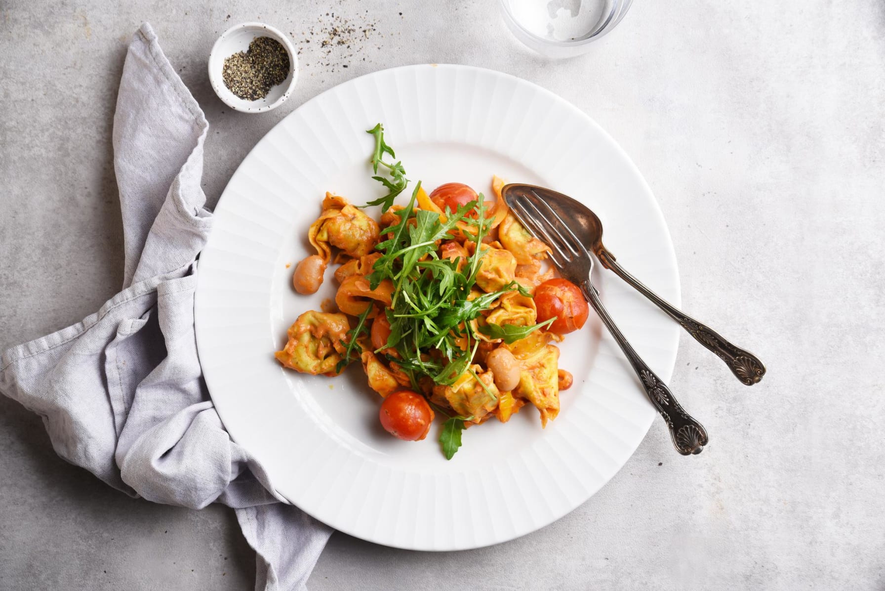 One pot tortelloni med örtig tomatsås och vita bönor