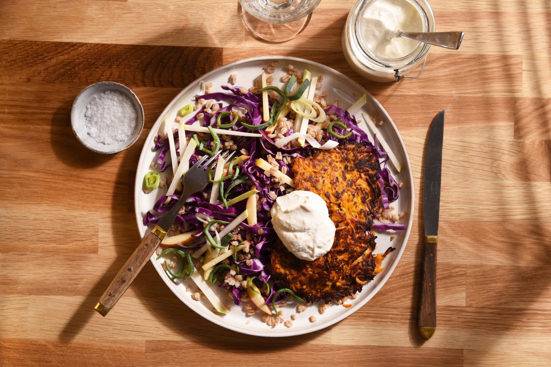 Rårakor på sötpotatis och parmesan med fräsch kålsallad