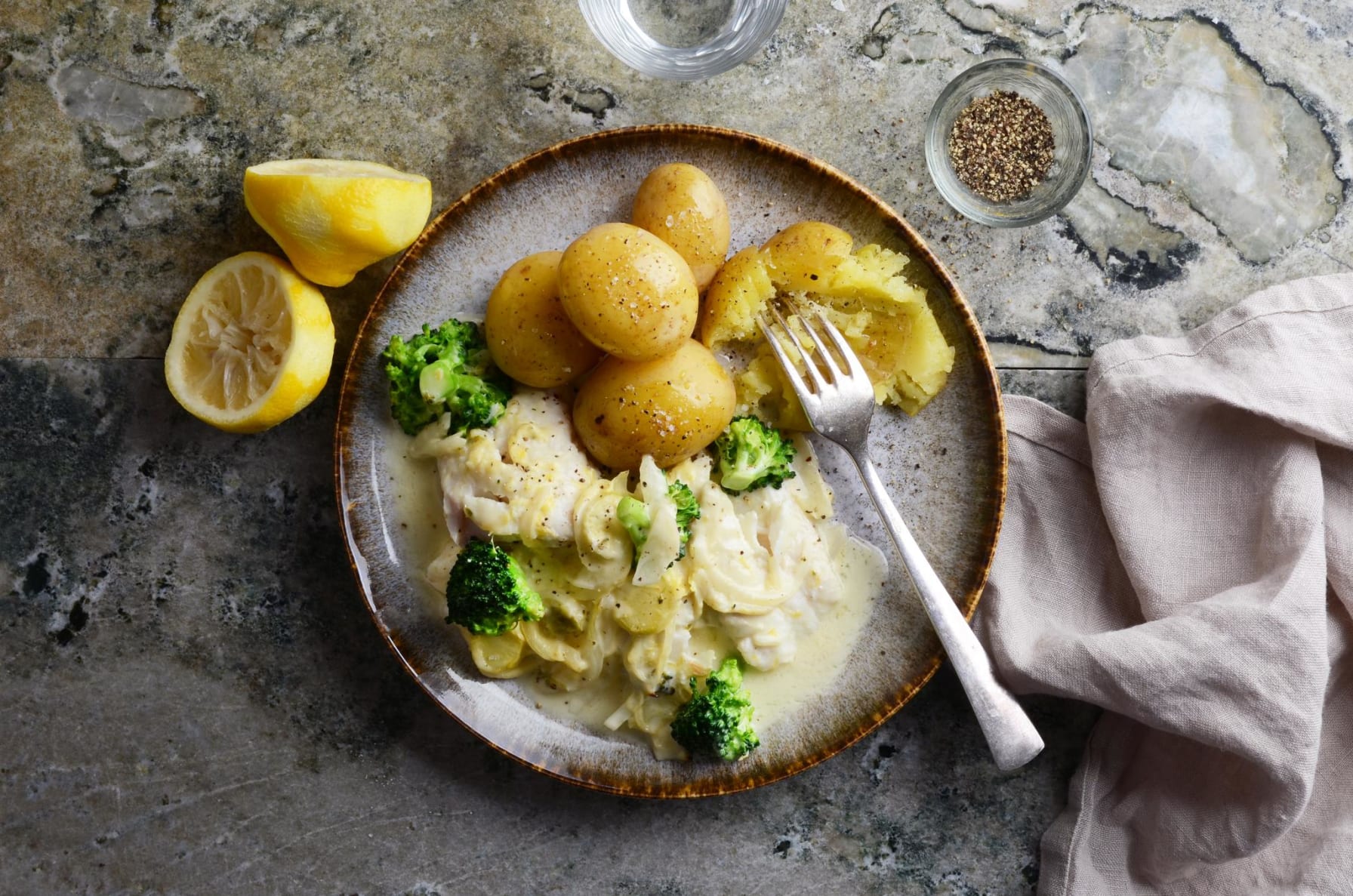 Ugnsbakad torsk i citronsås med broccoli