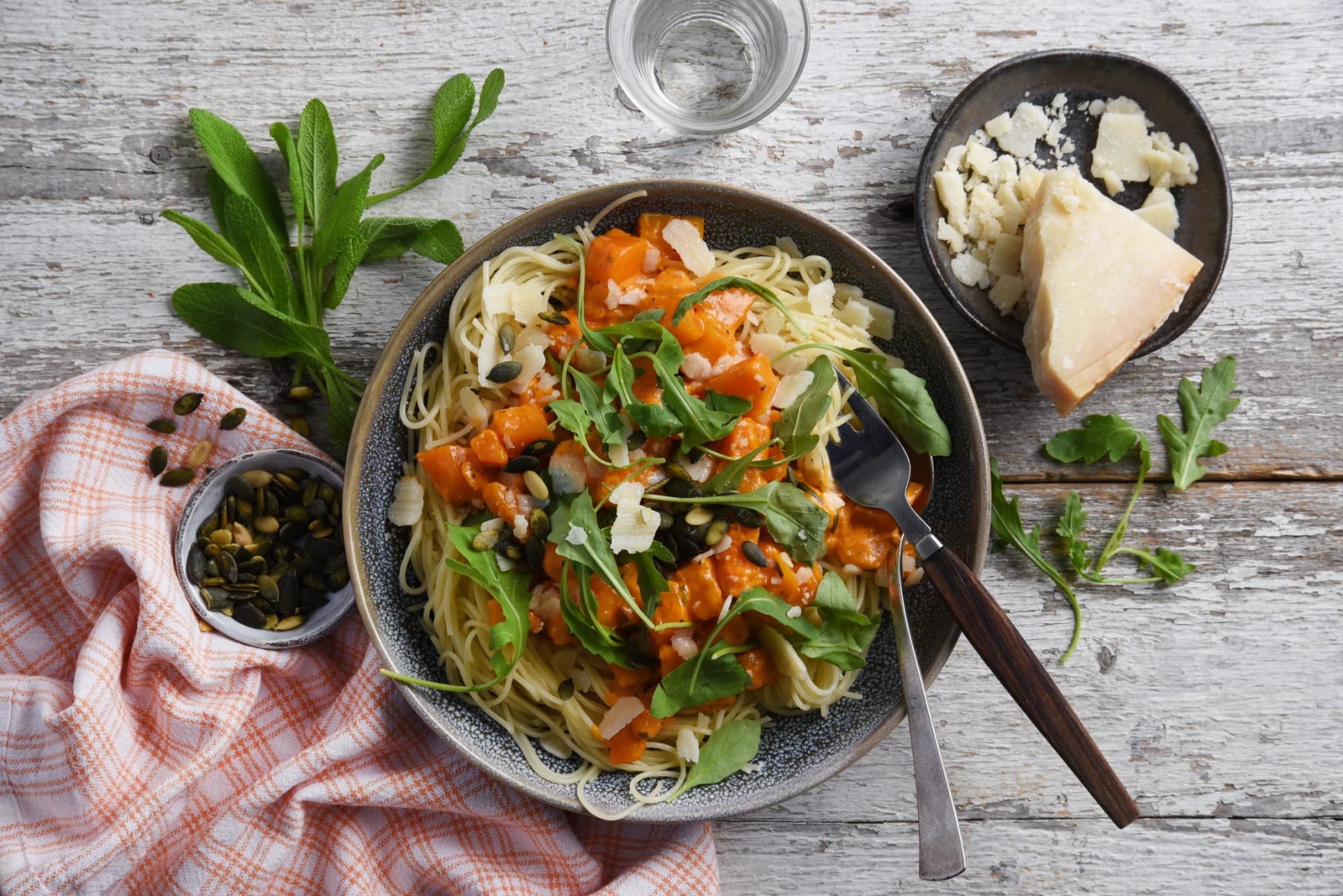 Pasta med butternutpumpa, salvia och parmesan