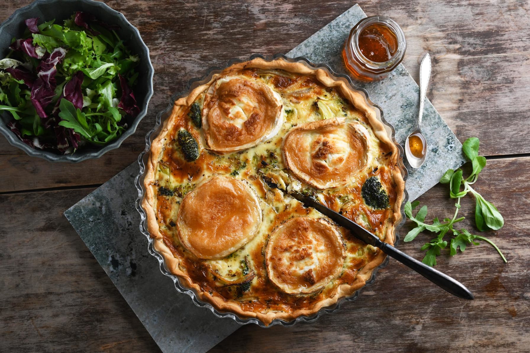 Paj med broccoli och getost