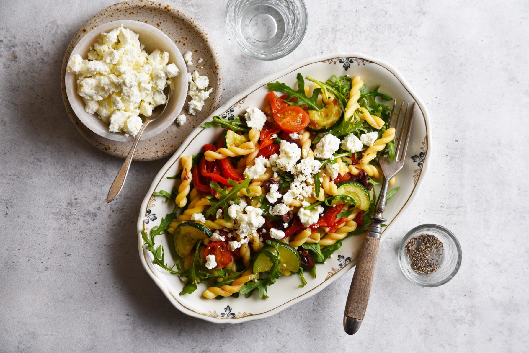 Snabb paprikapasta med oliver och fetaost