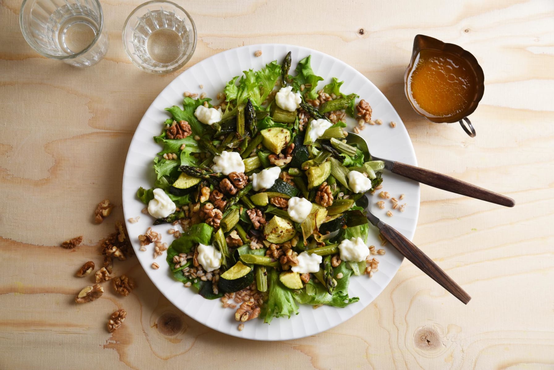 Sommarsallad med grön sparris, zucchini och valnötter
