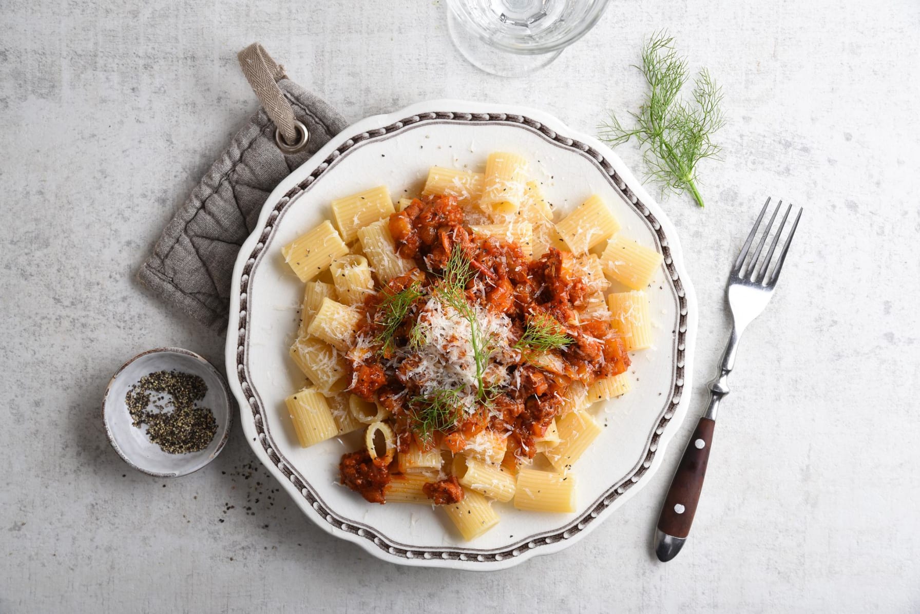 Toscansk salsicciaragu med rött vin och mezzepasta