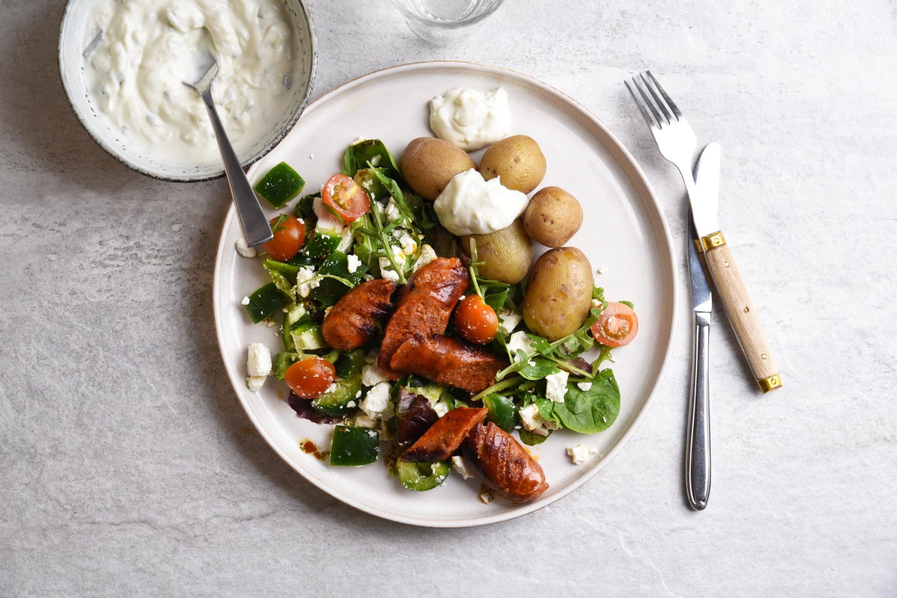 Chorizo med fetaostsallad och tzatziki 