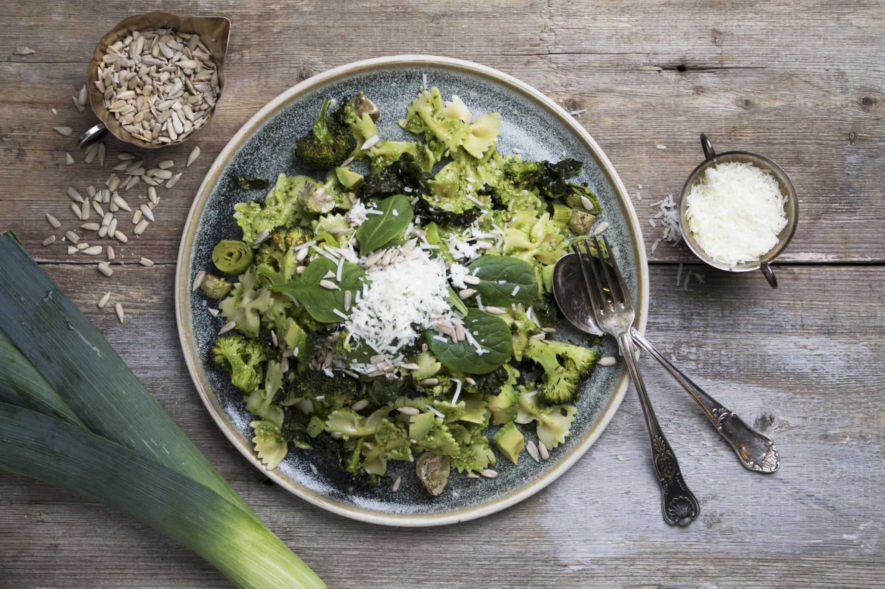 Snabb pasta med avokado, rostade grönsaker och spenatpesto