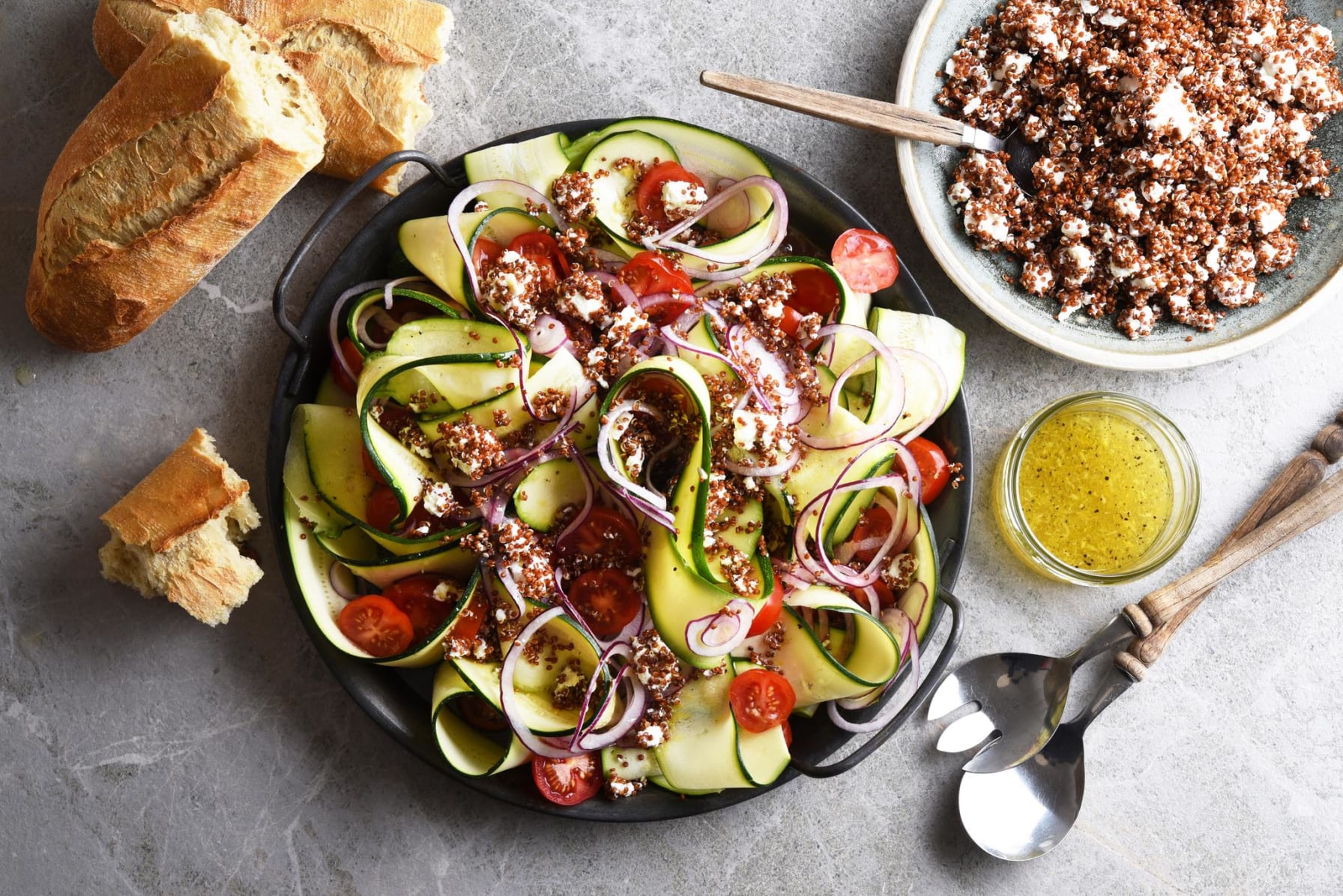 Zucchini- och tomatsallad med fetaost och surdegsbaguette