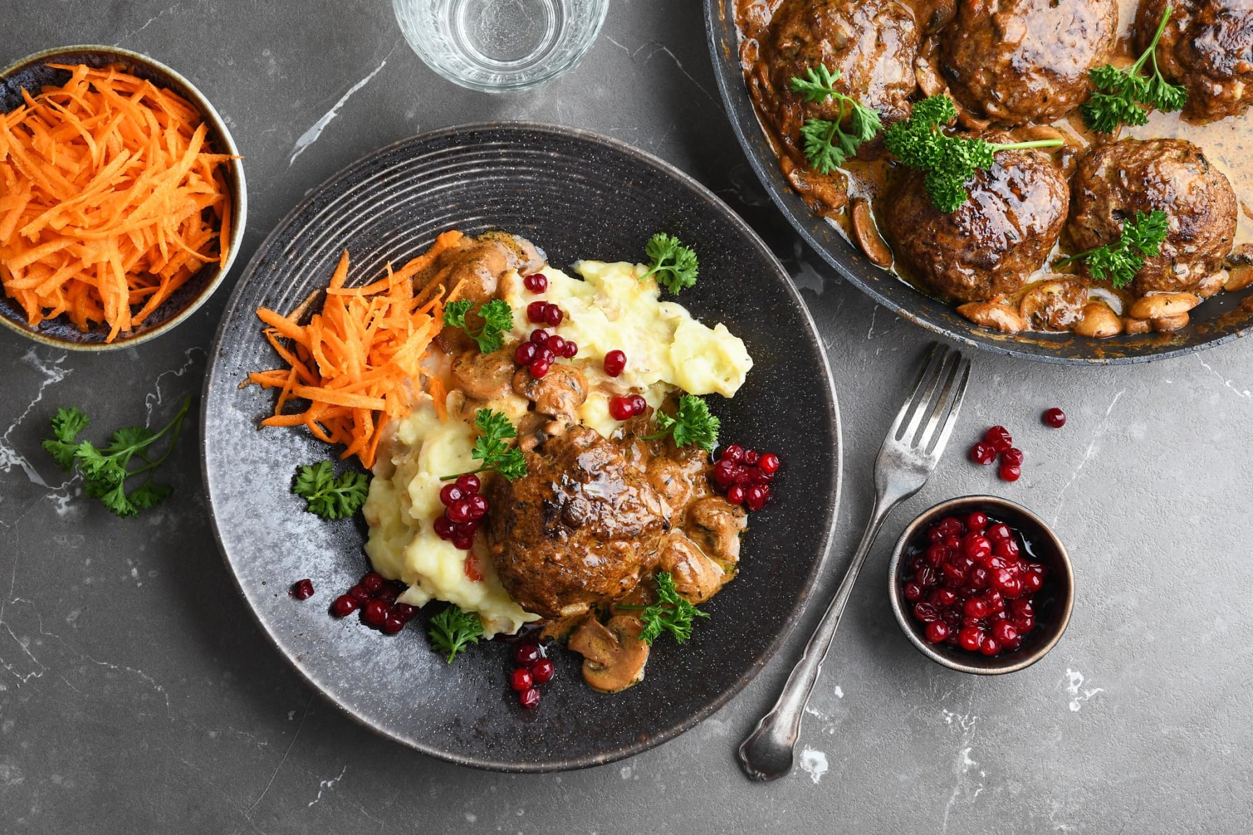 Blandfärsbiffar i svampsås med potatisstomp