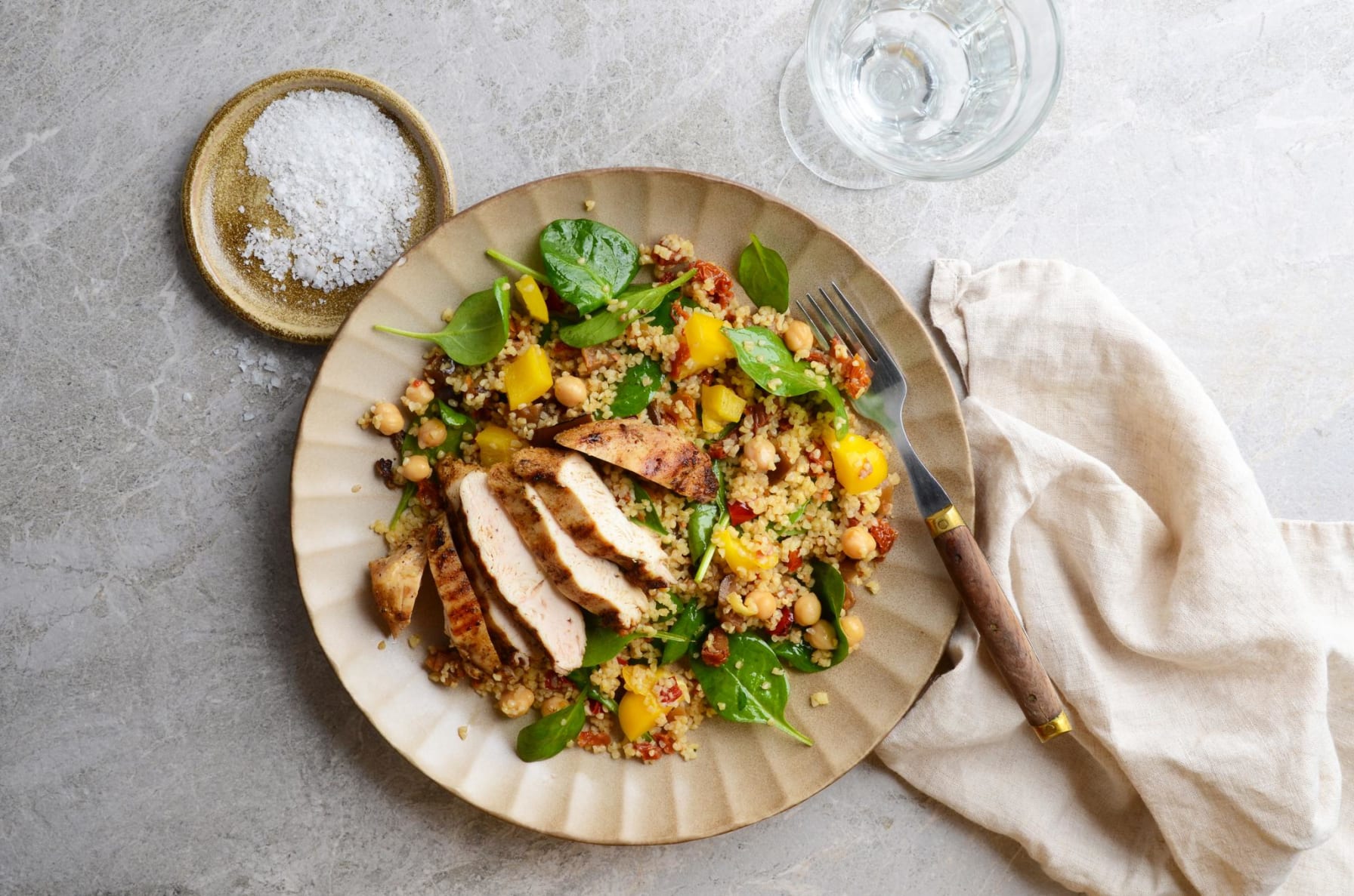 Medelhavsbulgur med kryddstekt kycklingfilé