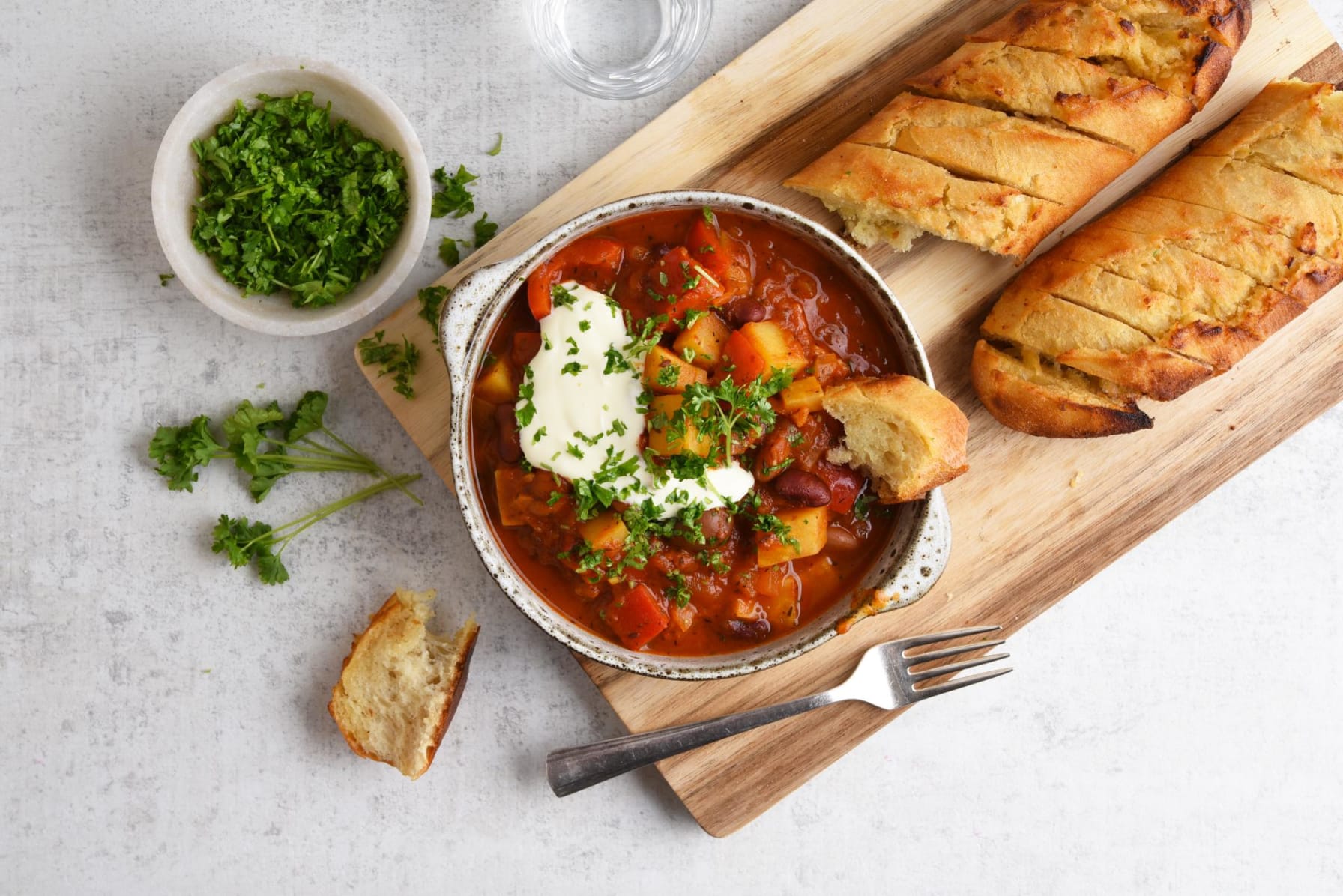 Vegetarisk gulasch med vitlöksbröd 