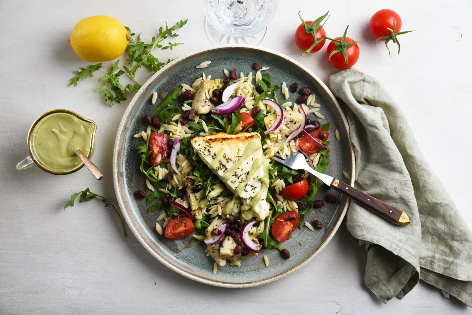 Bakad fetaost med risonisallad och avokadodressing