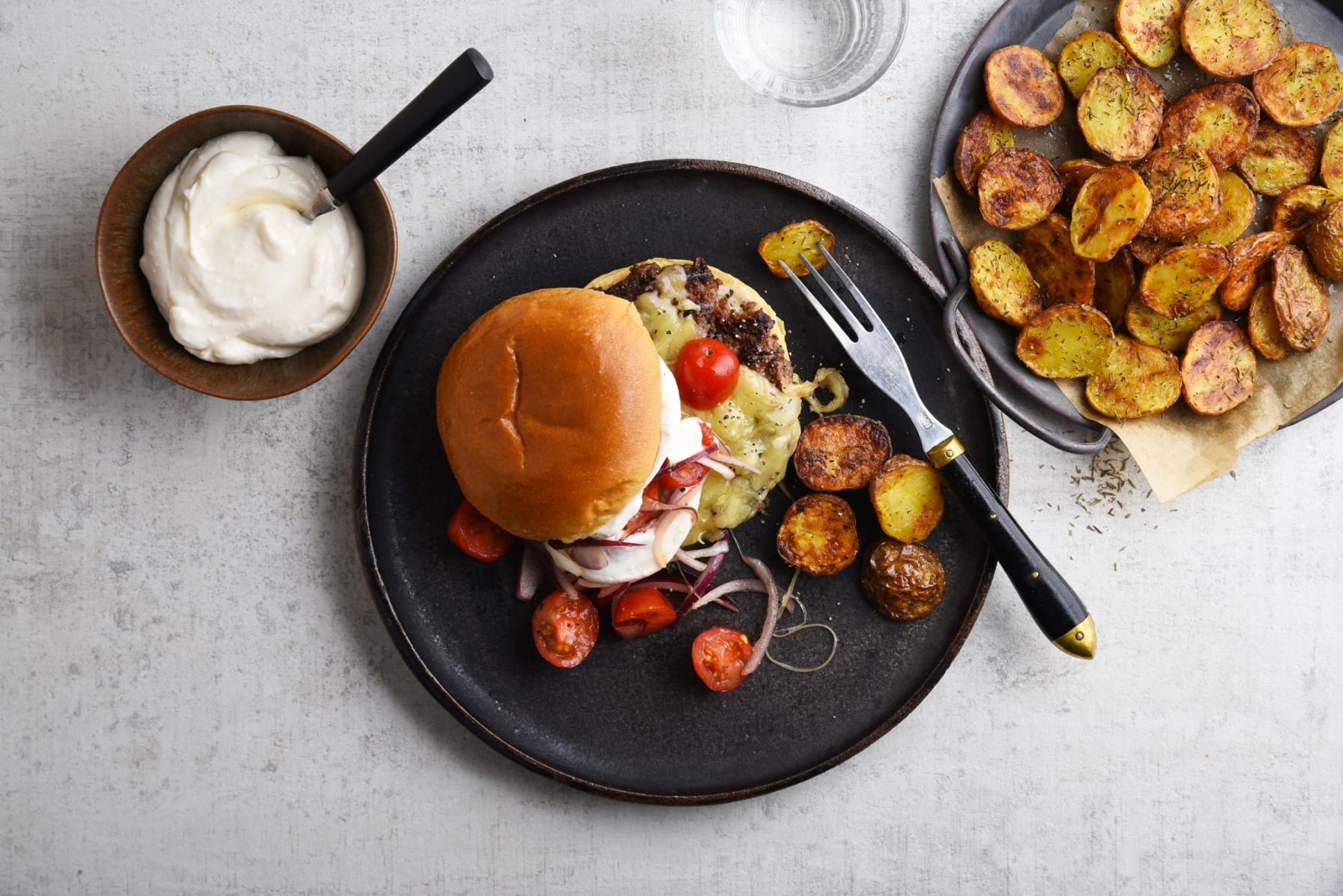 Cheeseburgare med rostad potatis, aioli, tomat- & löksallad