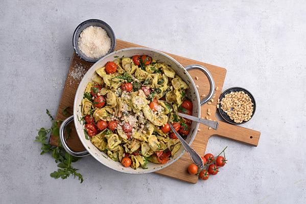 Krämig tortelloni toppad med pinjenötter