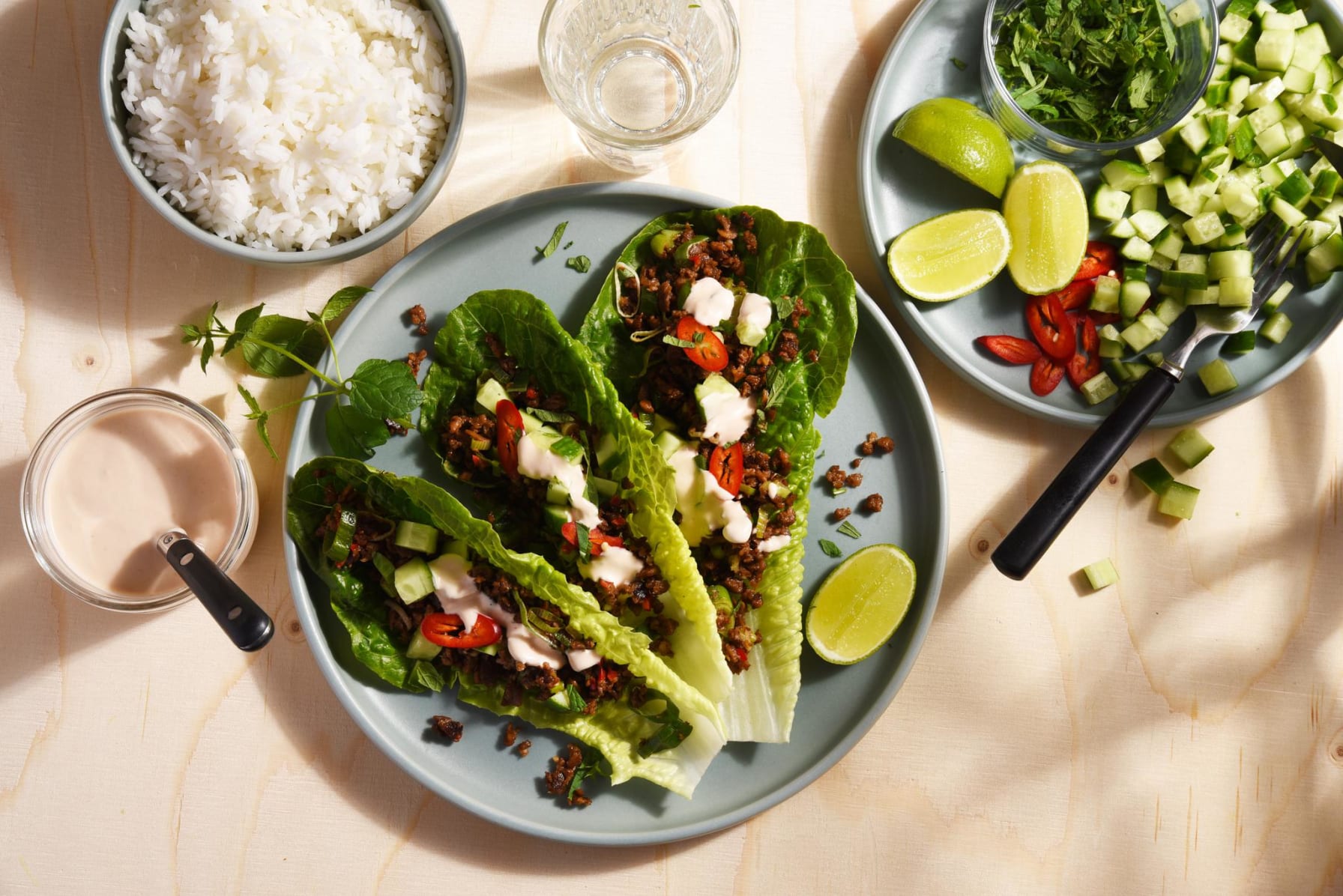 Asiatiska salladsknyten med vegofärs och mynta