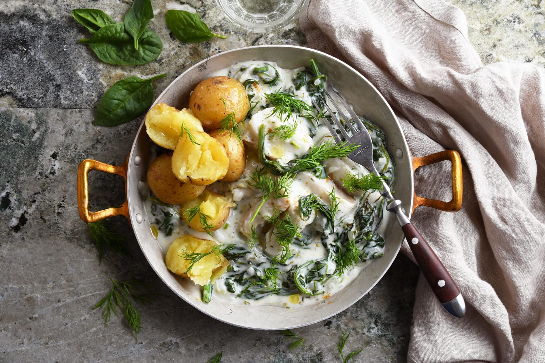 Sej med citronstuvad spenat, dill och kokt potatis