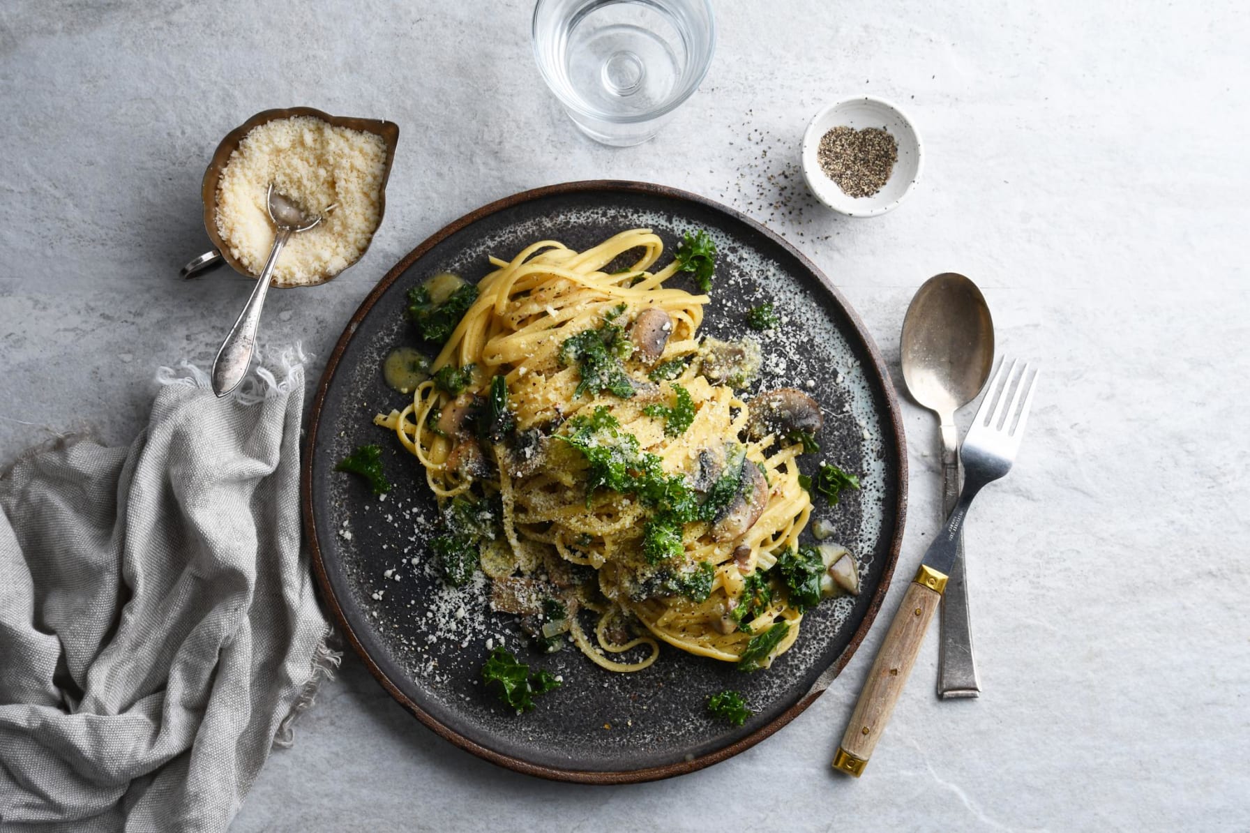 Linguine svamppasta med grönkål och lagrad hårdost