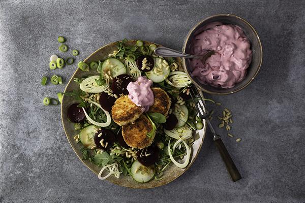 Fetaostbiffar med rödbetstzatziki och sallad