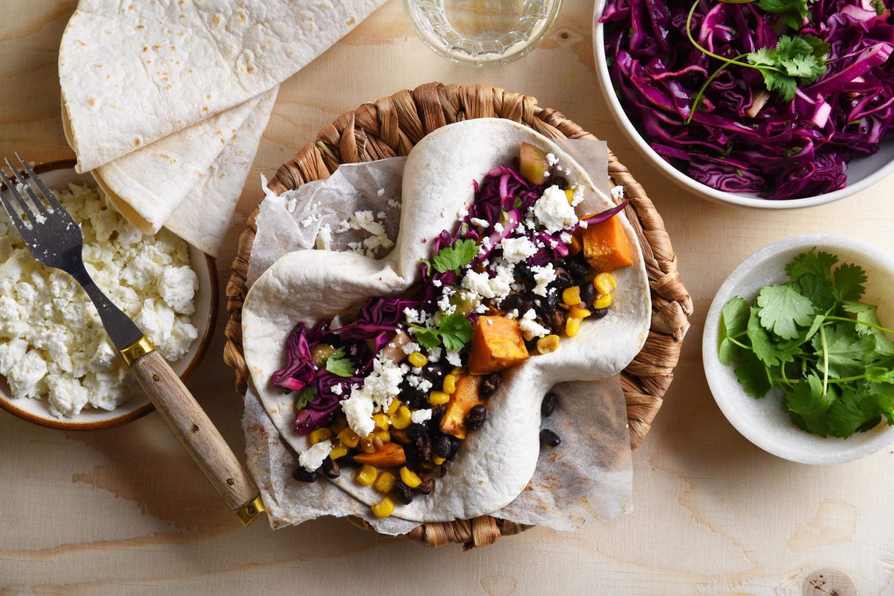 Vegetarisk taco med svarta bönor och limesyrad rödkål