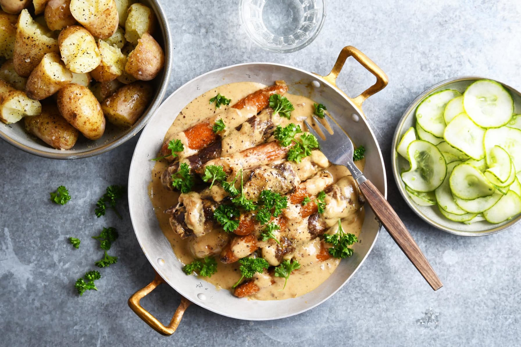 Oxrullader och morot i gräddsås med syrad gurka och potatis